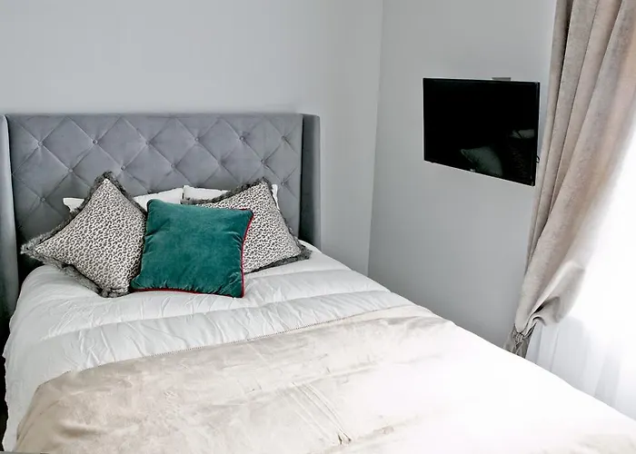 Elegant City Center Apartment 7B